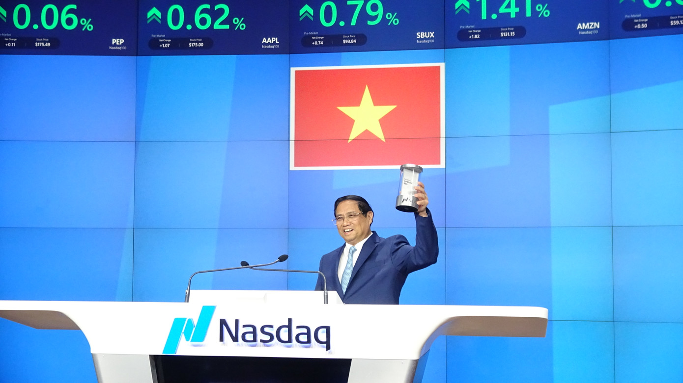 Trên sàn Nasdaq, các lĩnh vực giao dịch chính gồm công nghệ, tài chính, công nghiệp, dầu khí, tiện ích, vật liệu cơ bản, viễn thông, dịch vụ tiêu dùng, hàng tiêu dùng và chăm sóc sức khỏe. Nổi bật nhất là nhóm cổ phiếu công nghệ cao Apple, Microsoft, Alphabet, Tesla, Amazon, Ebay...Sàn Nasdaq giao dịch từ 9h30 đến 16h (giờ EST). Trên sàn Nasdaq, các lĩnh vực giao dịch chính gồm công nghệ, tài chính, công nghiệp, dầu khí, tiện ích, vật liệu cơ bản, viễn thông, dịch vụ tiêu dùng, hàng tiêu dùng và chăm sóc sức khỏe. Nổi bật nhất là nhóm cổ phiếu công nghệ cao Apple, Microsoft, Alphabet, Tesla, Amazon, Ebay...Sàn Nasdaq giao dịch từ 9h30 đến 16h (giờ EST).