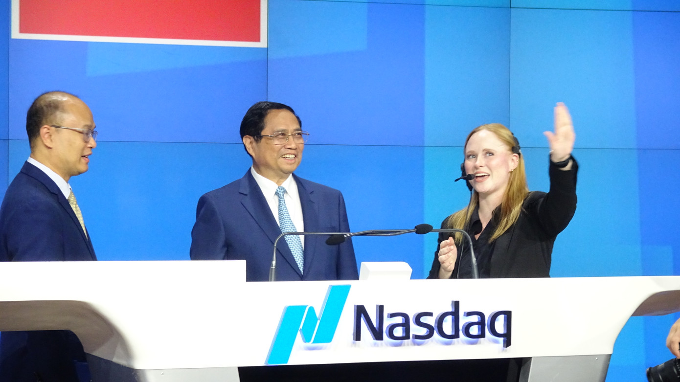 Thủ tướng nghe giới thiệu về Nasdaq. Trên sàn Nasdaq có hai chỉ số chính là Nasdaq Composite (đo lường biến động của toàn bộ các cổ phiếu) và Nasdaq 100 (Top 100 công ty phi tài chính có giá trị vốn hóa lớn nhất sàn chứng khoán). Thủ tướng nghe giới thiệu về Nasdaq. Trên sàn Nasdaq có hai chỉ số chính là Nasdaq Composite (đo lường biến động của toàn bộ các cổ phiếu) và Nasdaq 100 (Top 100 công ty phi tài chính có giá trị vốn hóa lớn nhất sàn chứng khoán).