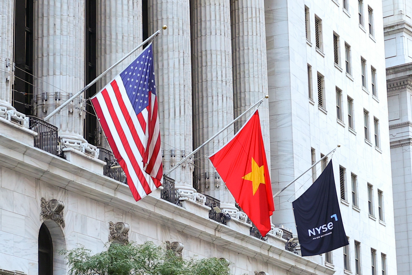 Sàn chứng khoán NYSE là sàn chứng khoán lớn nhất thế giới.