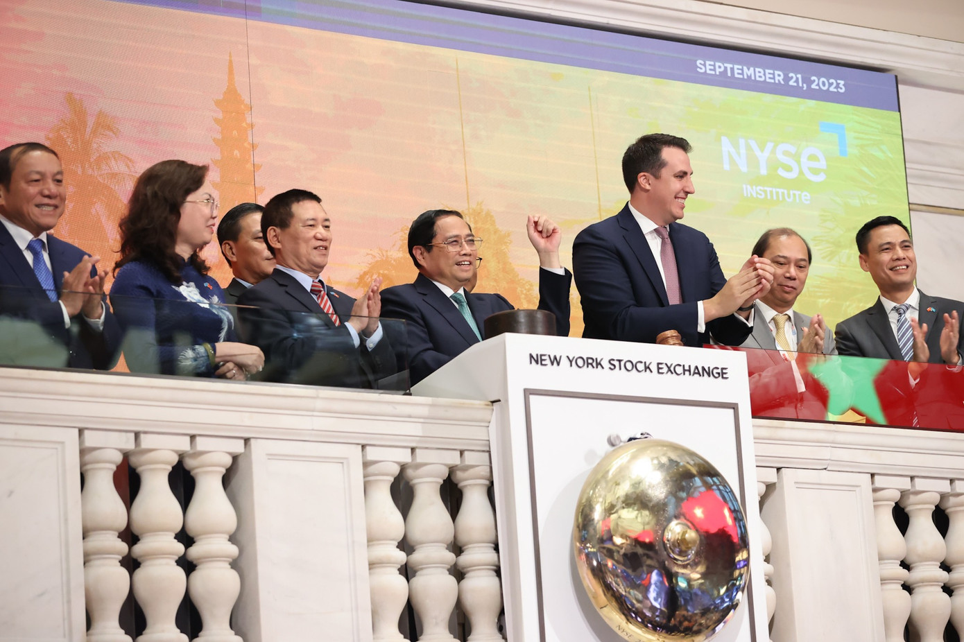 Thủ tướng rung chuông khai mạc phiên giao dịch Sàn chứng khoán New York sáng 21/9.