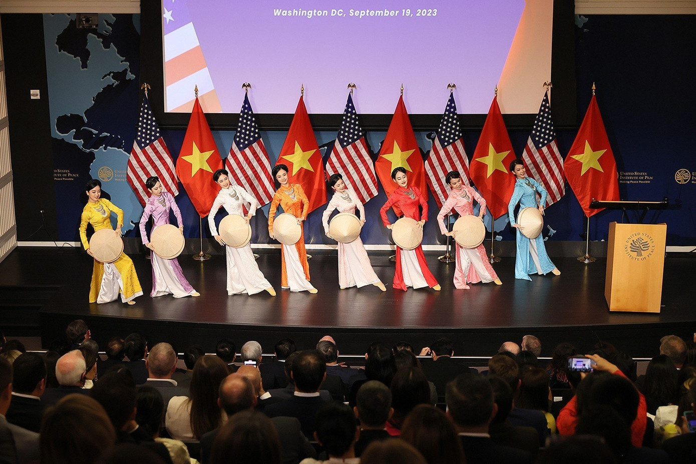 Các tiết mục múa, hát chào mừng tại Lễ kỷ niệm Các tiết mục múa, hát chào mừng tại Lễ kỷ niệm