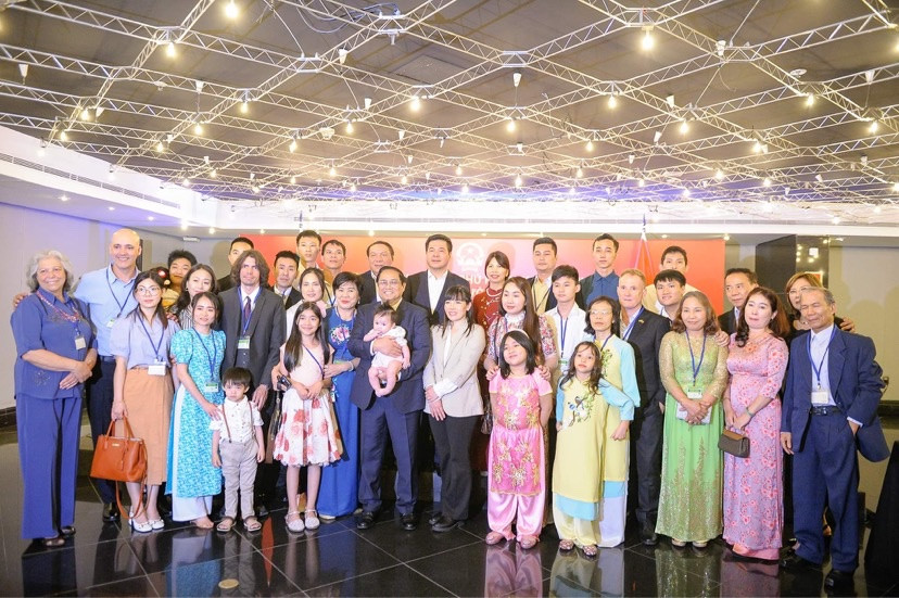 Thủ tướng và cộng đồng người Việt Nam tại Brazil. Ảnh: Nguyễn Hồng