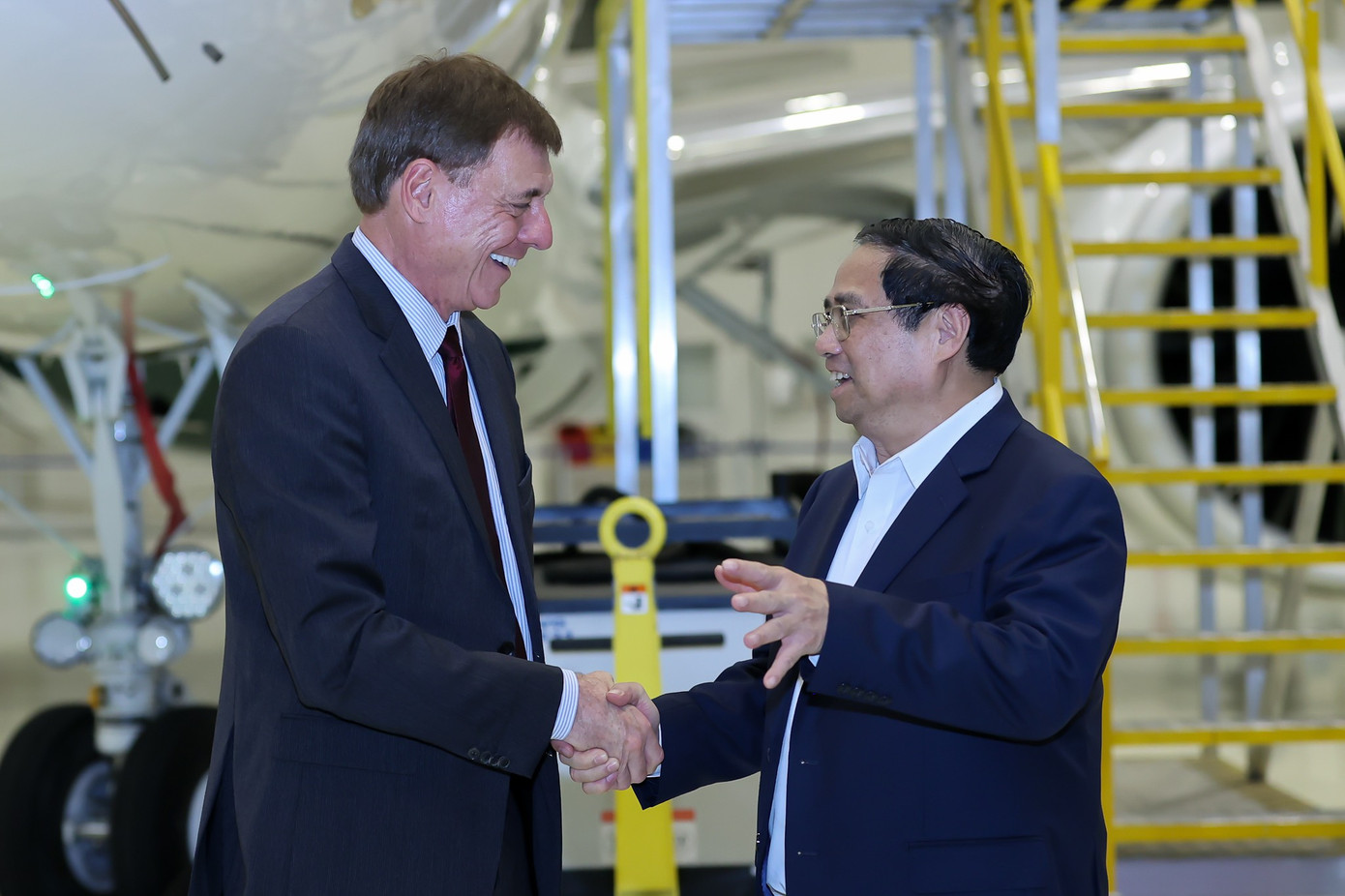 Thủ tướng cho rằng các loại tàu bay thương mại thế hệ mới của Tập đoàn Embraer có thể là giải pháp giúp các hãng hàng không Việt Nam vừa phát triển đội tàu bay vừa đảm bảo hiệu quả khai thác và an toàn bay.