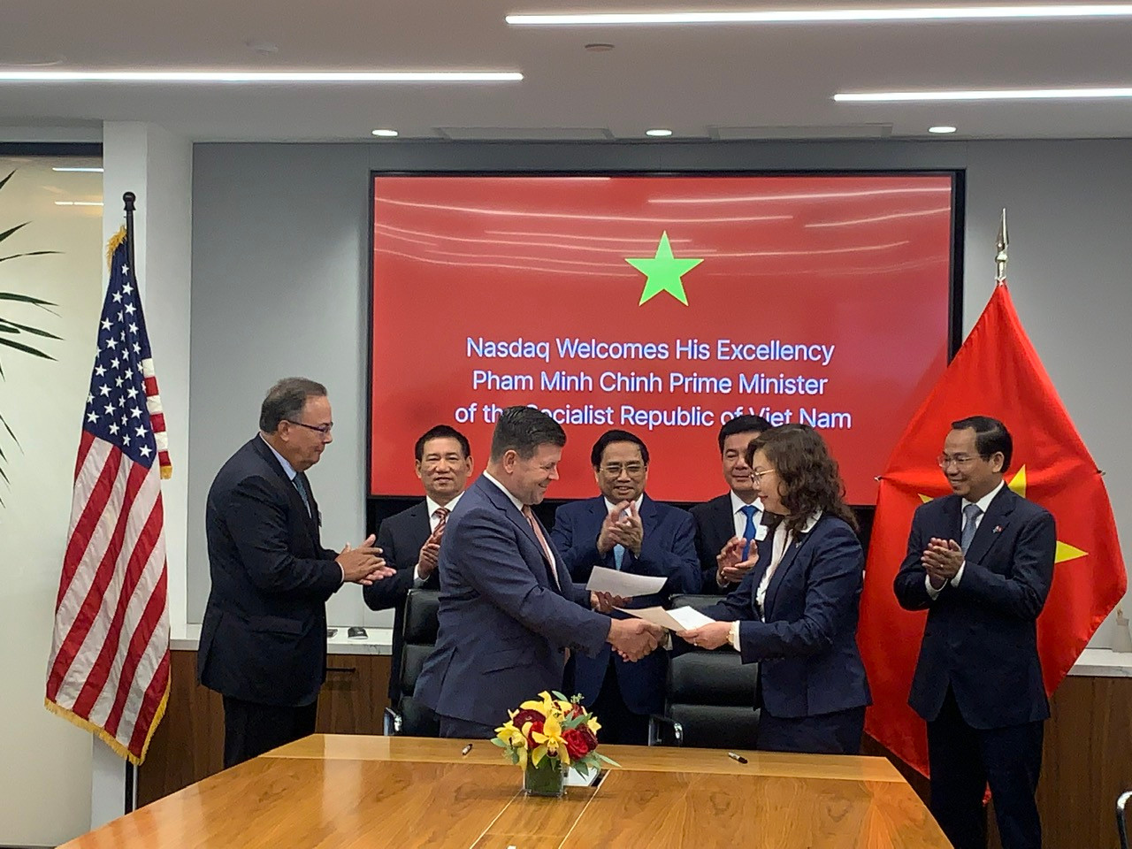 Bà Vũ Thị Chân Phương và ông Bob McCooey ký ý định thư để tiếp tục mối quan hệ giữa hai bên. Bà Vũ Thị Chân Phương và ông Bob McCooey ký ý định thư để tiếp tục mối quan hệ giữa hai bên.