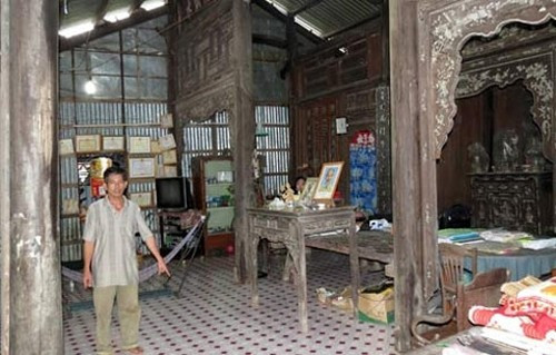 Vị trí bộ trường kỷ được đặt ở giữa căn nhà cổ Vị trí bộ trường kỷ được đặt ở giữa căn nhà cổ Bài viết: http://news.zing.vn/Nhung-cuc-go-tien-ty-cua-dai-gia-Viet-post357039.html#home_featured.tinnong Nguồn Zing News