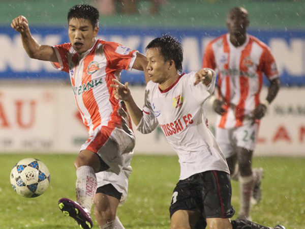 Ngay sau trận thua N.SG, V.NB (phải) đã đưa HLV Văn Sỹ trở lại ghế thuyền trưởng. 