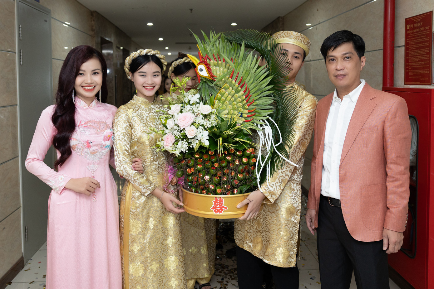 Cô dâu chú rể hạnh phúc trong ngày quan trọng. Ảnh: NVCC Cô dâu chú rể hạnh phúc trong ngày quan trọng. Ảnh: NVCC