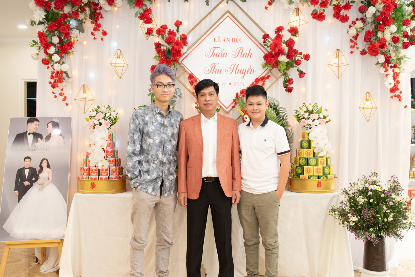 Tuấn Anh chụp cùng con ruột (bên phải) và con riêng của Xuân Thanh. Tuấn Anh chụp cùng con ruột (bên phải) và con riêng của Xuân Thanh.