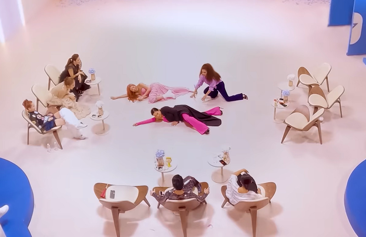 Vũ đạo sõng soài của Trang Pháp được Mỹ Linh và Thanh Ngọc hưởng ứng tại chỗ. Vũ đạo sõng soài của Trang Pháp được Mỹ Linh và Thanh Ngọc hưởng ứng tại chỗ.