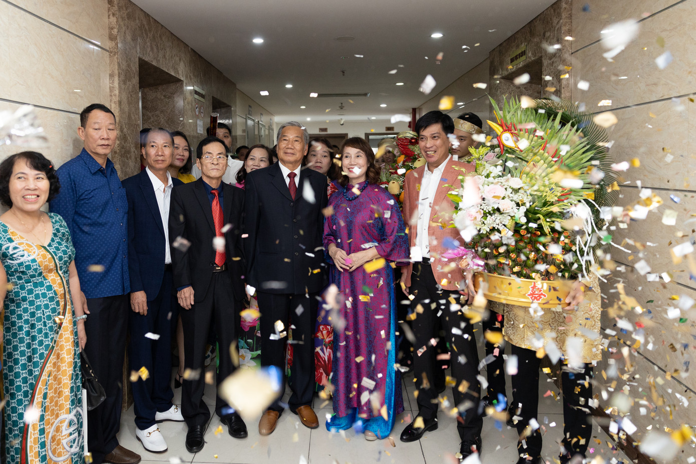 Tuấn Anh (vest cam) cùng họ hàng đi hỏi vợ. Ảnh: NVCC Tuấn Anh (vest cam) cùng họ hàng đi hỏi vợ. Ảnh: NVCC