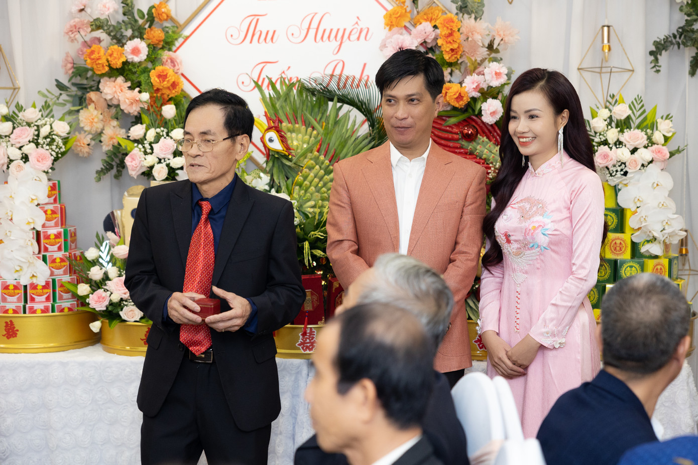 Bố chú rể dặn dò hai con. Ảnh: NVCC Bố chú rể dặn dò hai con. Ảnh: NVCC