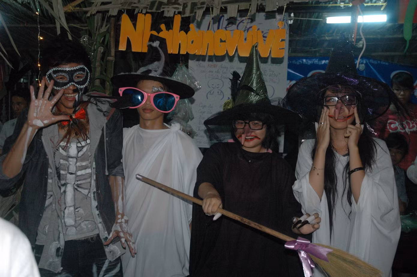 Và nguyên một đội ngũ phục vụ của nhà hàng Vui vẻ cũng hóa trang thành những nhân vật rất lạ