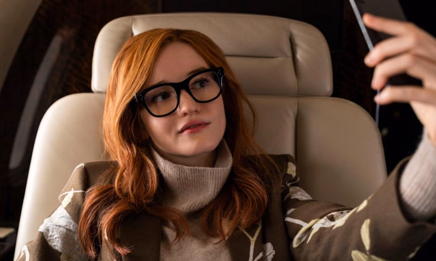 Thổi hồn vào "kẻ lừa đảo" Anne Delvay, Julia Garner cho thấy khả năng biến hoá đa dạng. (Nguồn: Internet)