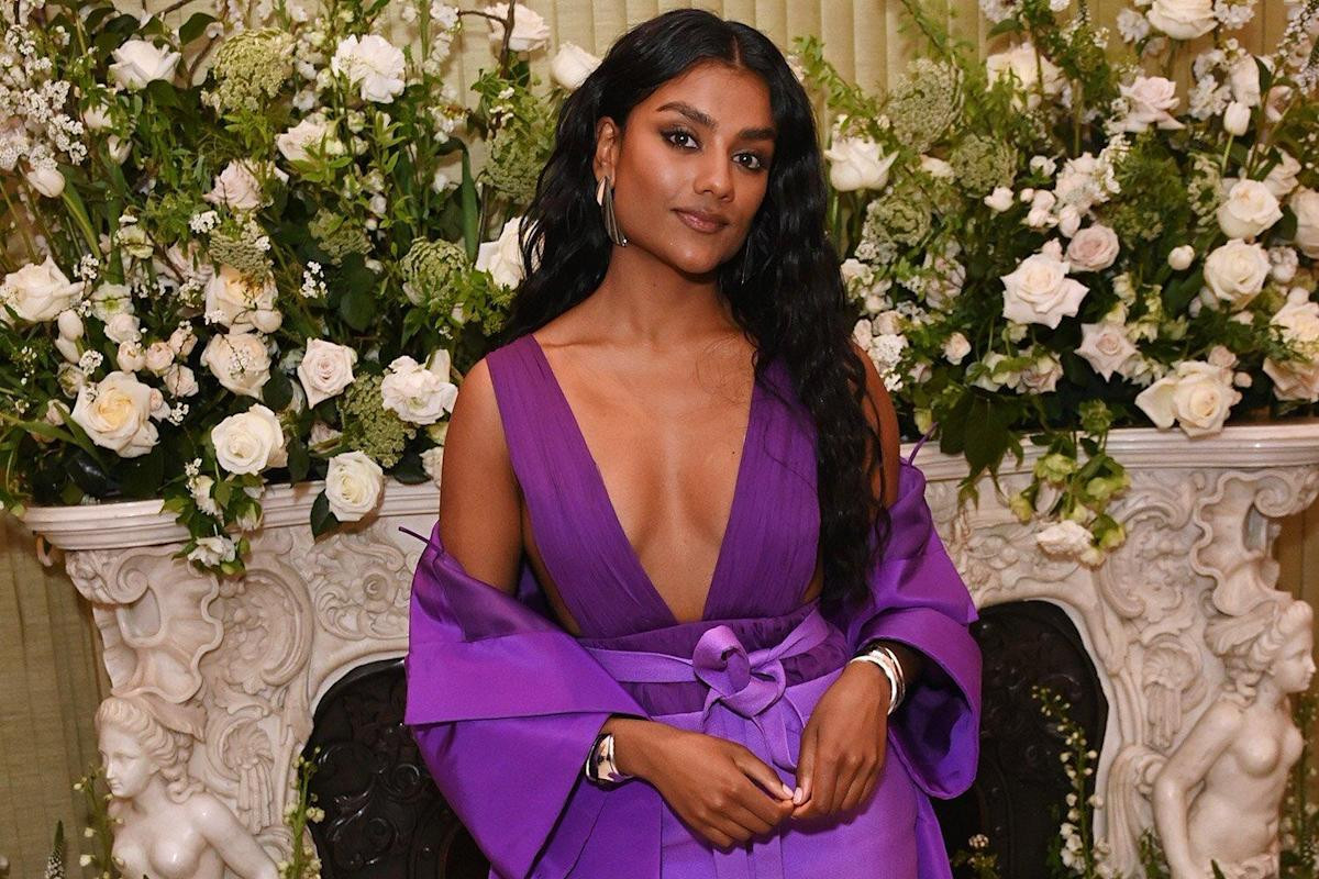 Chân dung nàng "dâu cả nhà Bridgerton" hiện đang "trốn chồng" đi làm "tiên cá đại dương". (Nguồn: Internet) Chân dung nàng "dâu cả nhà Bridgerton" hiện đang "trốn chồng" đi làm "tiên cá đại dương". (Nguồn: Internet)