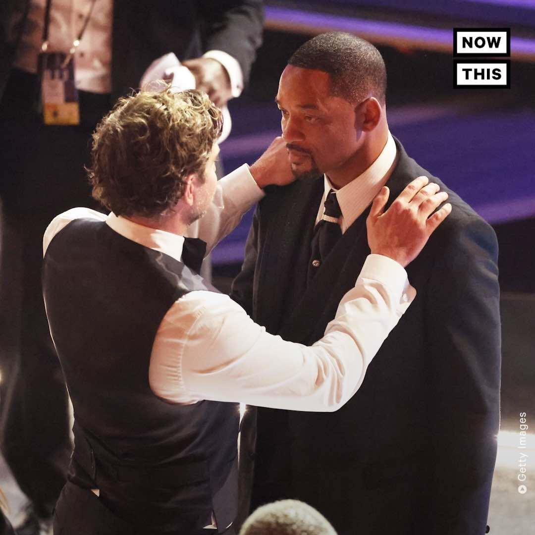 Cả Bradley Cooper cũng đến trấn an nam diễn viên. (Nguồn: NowThis) Cả Bradley Cooper cũng đến trấn an nam diễn viên. (Nguồn: NowThis)