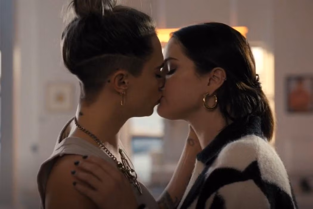 Nụ hôn của hai mỹ nữ đã khiến không khí bộ phim "nóng" hơn bao giờ hết. (Nguồn: Internet)