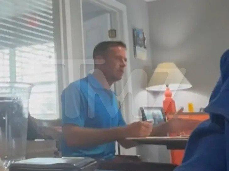 Armie Hammer được đồn đoán đang làm việc tại khu nghỉ dưỡng Morritt. (Nguồn: TMZ) Armie Hammer được đồn đoán đang làm việc tại khu nghỉ dưỡng Morritt. (Nguồn: TMZ)