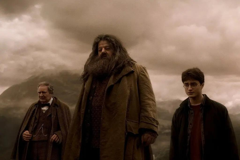 Hình ảnh người bác Hagrid lương thiện, chân thành và luôn yêu thương "sắp nhỏ" hết mực do Robbie Coltrane thể hiện sẽ sống mãi trong lòng khán giả. (Nguồn: Internet) Hình ảnh người bác Hagrid lương thiện, chân thành và luôn yêu thương "sắp nhỏ" hết mực do Robbie Coltrane thể hiện sẽ sống mãi trong lòng khán giả. (Nguồn: Internet)