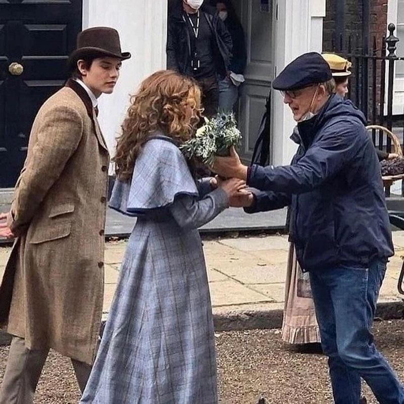 Trước khi trailer được công bố, nhiều hình ảnh hậu trường hé lộ cảnh Enola và Tử tước Tewkesbury dạo phố cùng nhau đã khiến người hâm mộ rộn ràng, cầu mong "OTP" sớm thành hiện thực. (Nguồn: Internet)