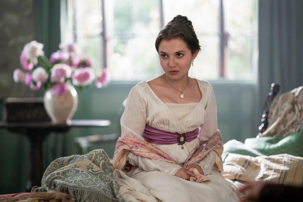 Diễn xuất ấn tượng của Mia McKenna-Bruce nhiều phen "giật spotlight" ngoạn mục. Diễn xuất ấn tượng của Mia McKenna-Bruce nhiều phen "giật spotlight" ngoạn mục.