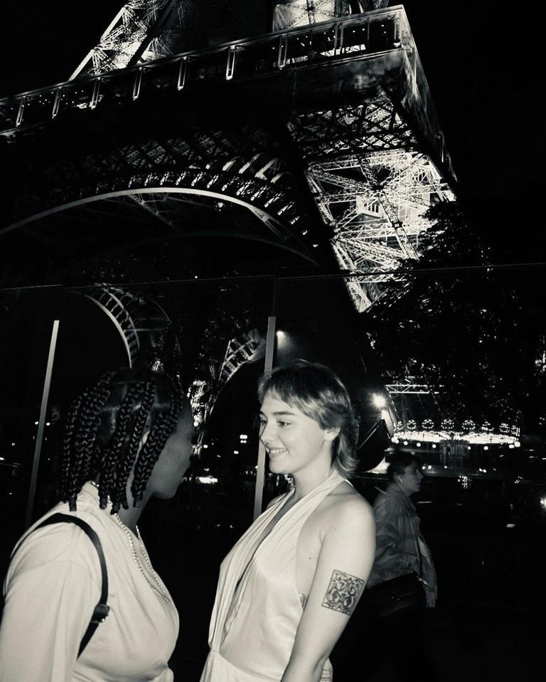 "Cặp gà bông" Darcy và Tara ở đời thực trông ngọt ngào hơn cả trên những thước phim. (Nguồn: Heartstopper Vietnam Fanpage)