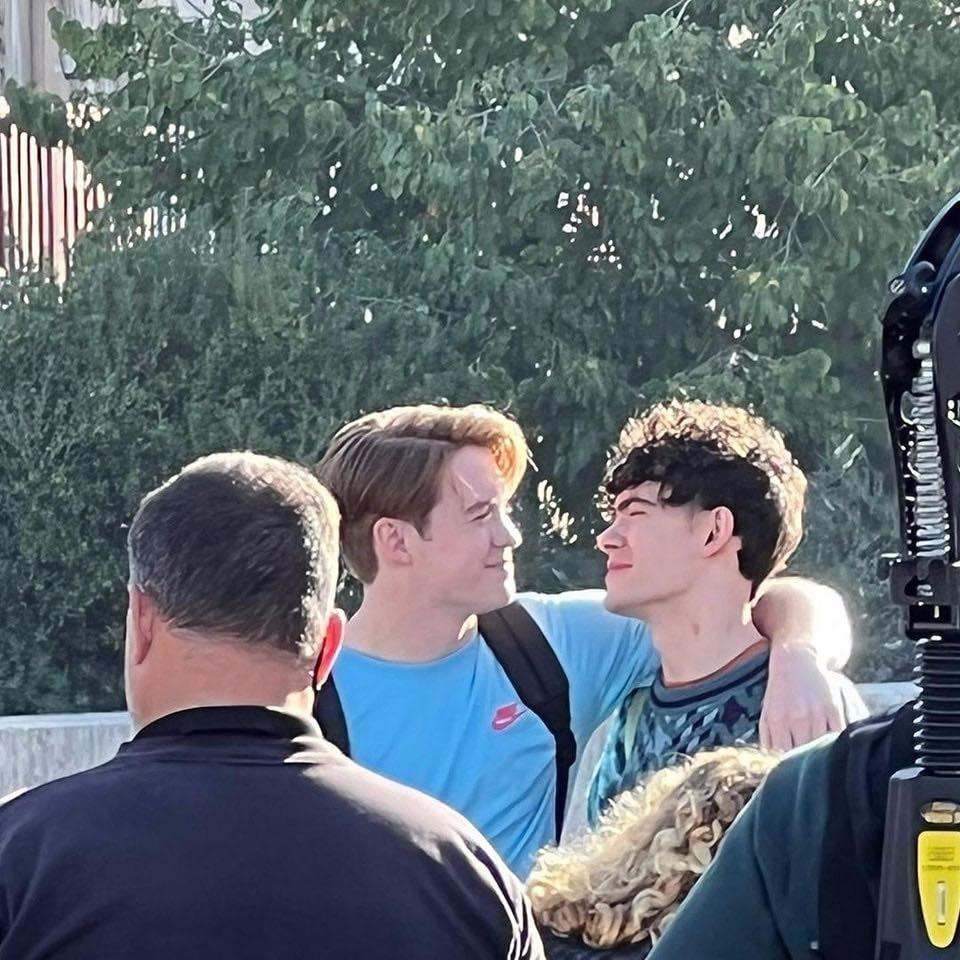 Dù chỉ mới là hậu trường, bức ảnh cũng "ngọt đến sâu răng", có sức sát thương lớn với những trái tim cô đơn. (Nguồn: Heartstopper Vietnam Fanpage)