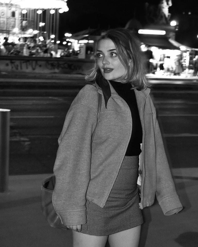 Nàng Imogen đầy thơ mộng trên đất Paris qua ống kính của bạn diễn. (Nguồn: Heartstopper Vietnam Fanpage)