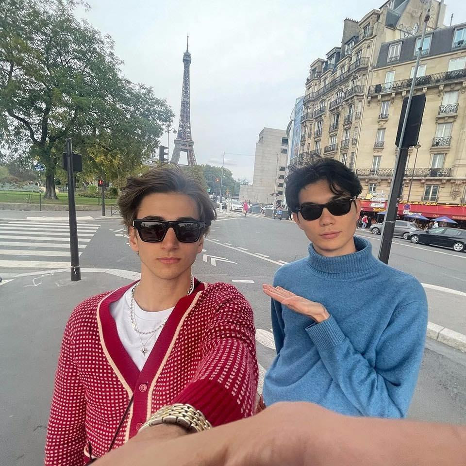 Áo xanh, áo đỏ, ai là người sẽ tỏ đường vào trái tim bạn? (Nguồn: Heartstopper Vietnam Fanpage)