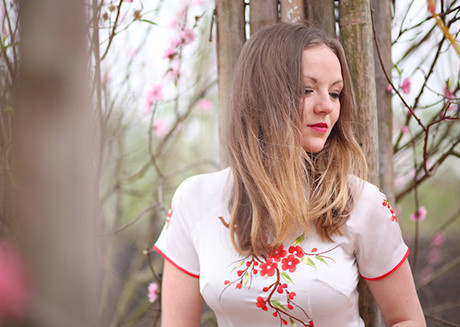 Nữ sinh Pháp diện áo dài dạo bước vườn đào Nhật Tân ảnh 8