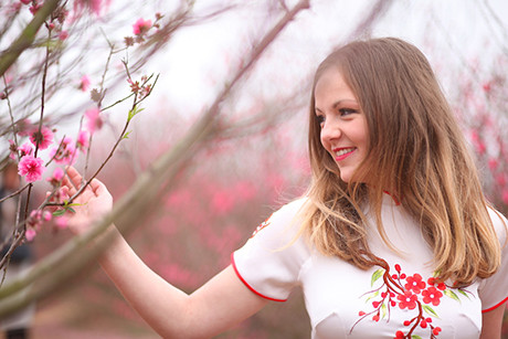 Nữ sinh Pháp diện áo dài dạo bước vườn đào Nhật Tân ảnh 6