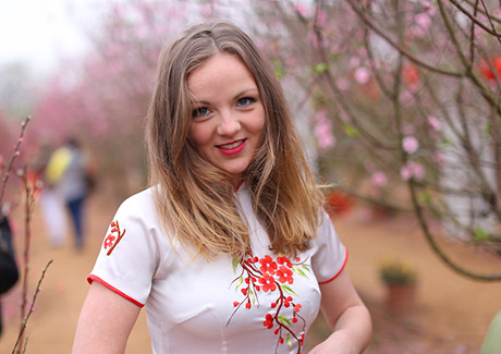 Nữ sinh Pháp diện áo dài dạo bước vườn đào Nhật Tân ảnh 9