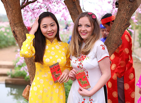 Nữ sinh Pháp diện áo dài dạo bước vườn đào Nhật Tân ảnh 10