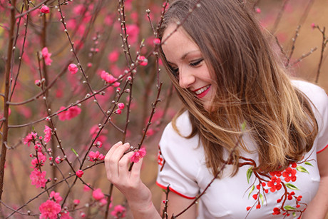 Nữ sinh Pháp diện áo dài dạo bước vườn đào Nhật Tân ảnh 3