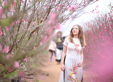 Nữ sinh Pháp diện áo dài dạo bước vườn đào Nhật Tân ảnh 7