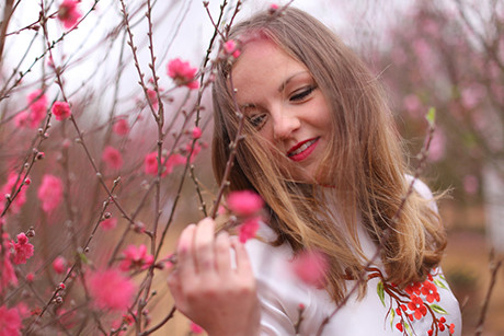 Nữ sinh Pháp diện áo dài dạo bước vườn đào Nhật Tân ảnh 4