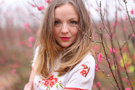 Nữ sinh Pháp diện áo dài dạo bước vườn đào Nhật Tân ảnh 2