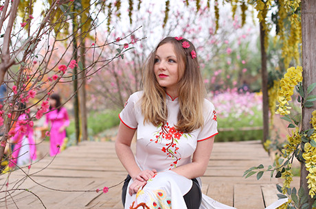 Nữ sinh Pháp diện áo dài dạo bước vườn đào Nhật Tân ảnh 5