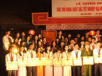 Hà Nội có nhiều hình thức tôn vinh thủ khoa. Ảnh: Minh Tuấn