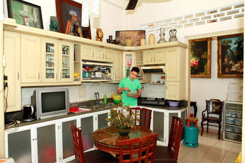 Điều dễ thấy trong nhà Tùng Lâm là xuất hiện rất ít những đồ dùng hiện đại