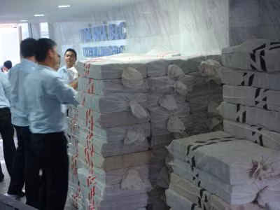 Tiền được rót về Ngân hàng ACB chiều 21 - 8. Ảnh: Đại Dương