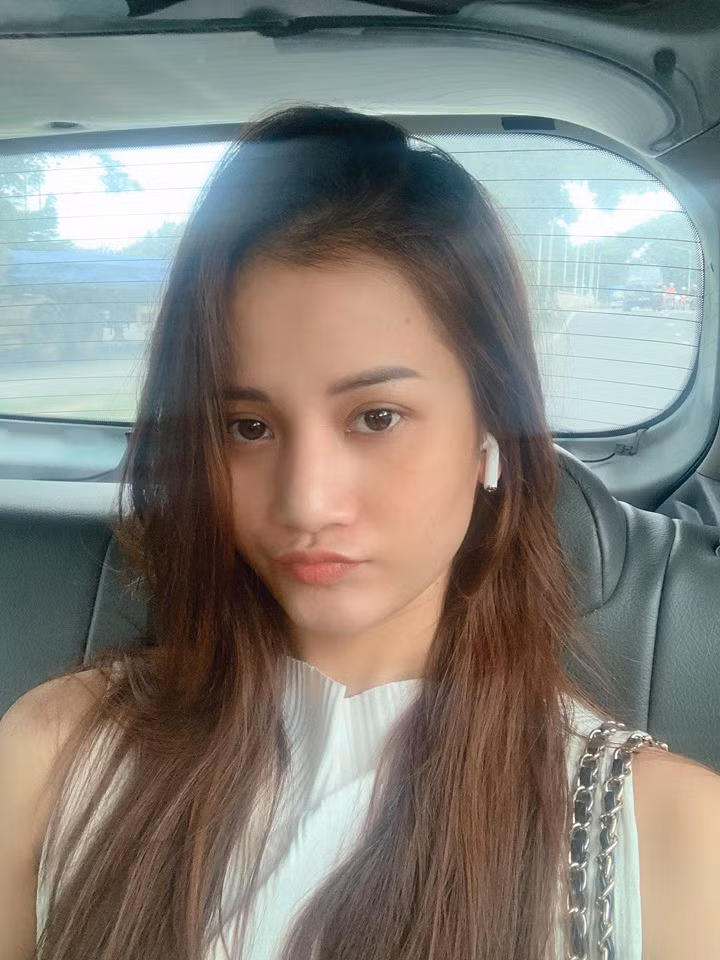 Mặt mộc của Hương Ly trông tươi tắn hơn hẳn.