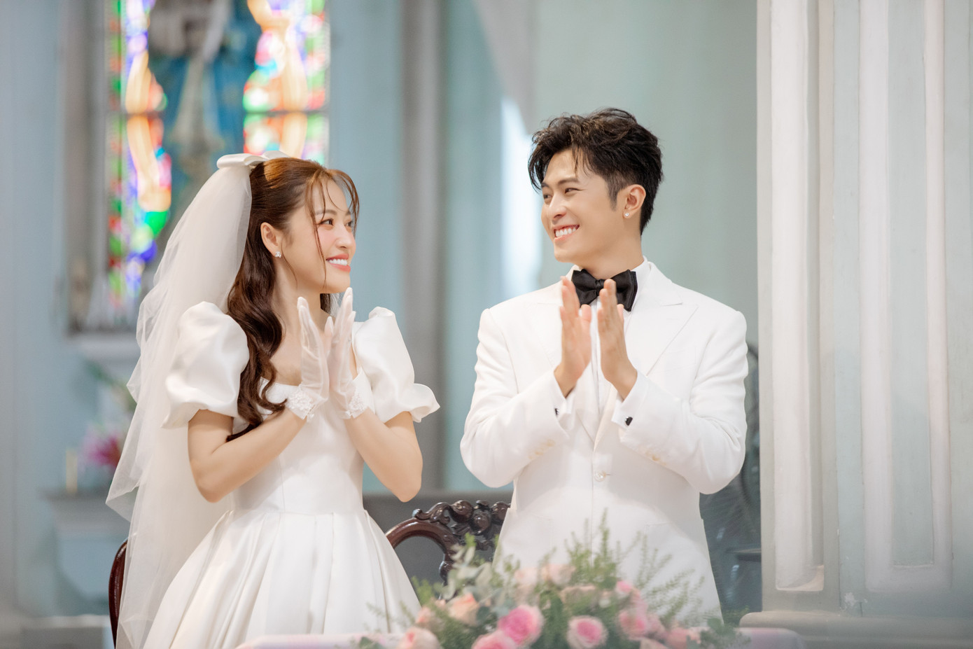 Cặp đôi xuất hiện tại nhà thờ để thực hiện một số thủ tục hôn lễ. Cặp đôi xuất hiện tại nhà thờ để thực hiện một số thủ tục hôn lễ.