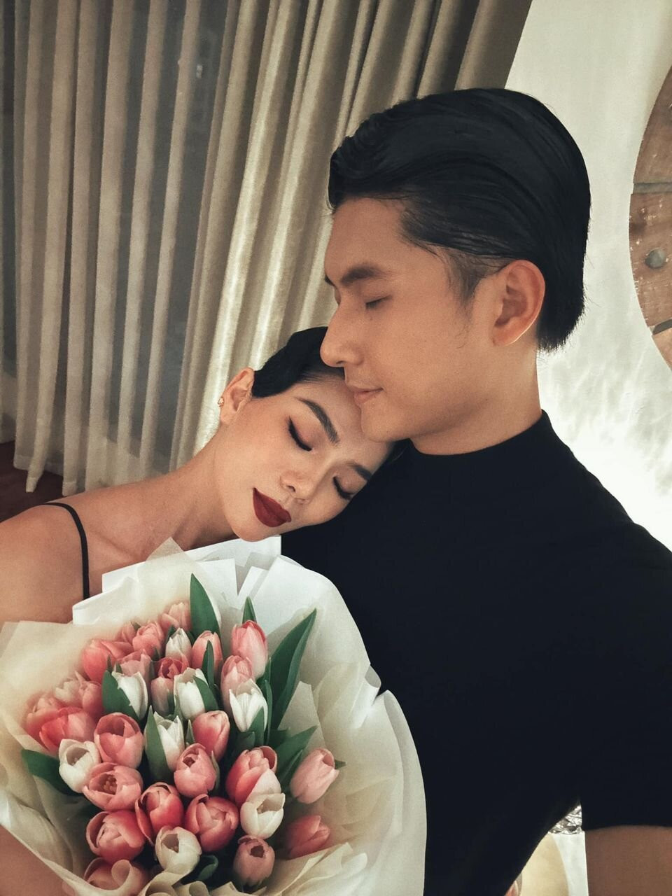 Khoảnh khắc hạnh phúc của ca sĩ Lệ Quyên và người mẫu Lâm Bảo Châu.