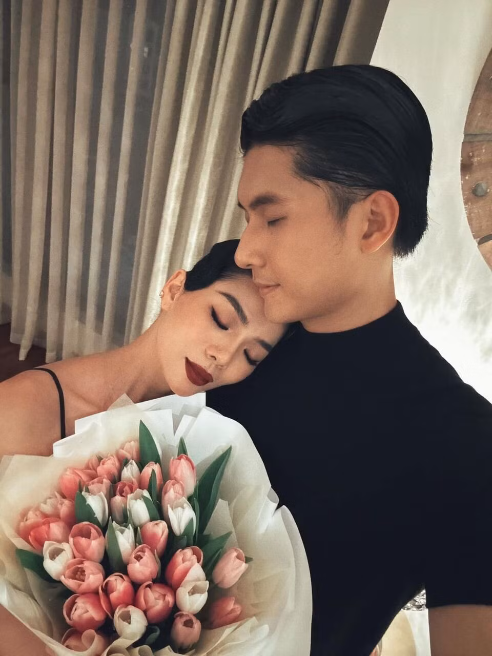 Khoảnh khắc hạnh phúc của ca sĩ Lệ Quyên và người mẫu Lâm Bảo Châu.