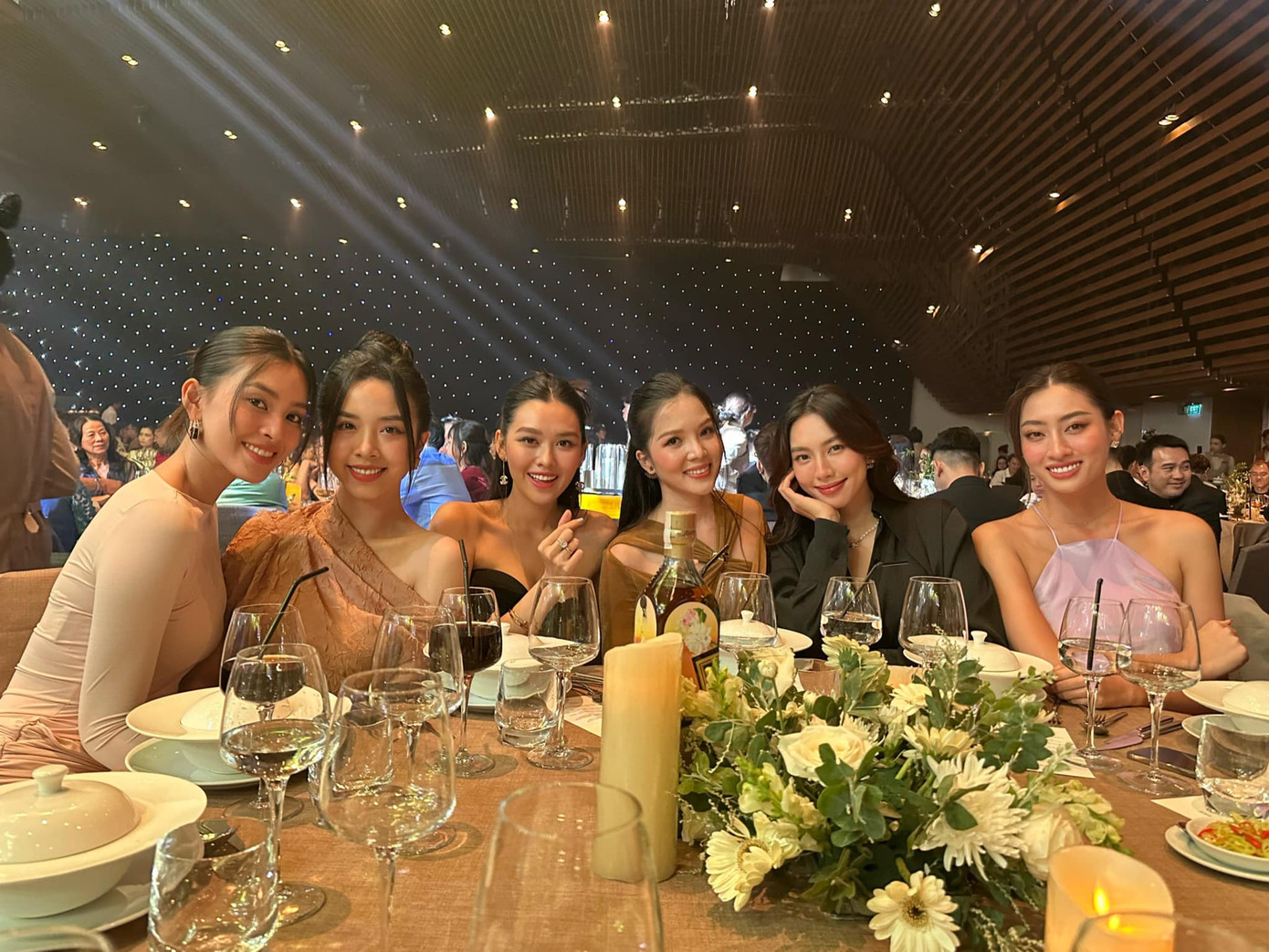 Trang điểm nhẹ nhàng nhưng Thùy Tiên, Lương Thùy Linh và Tiểu Vy vẫn đẹp rạng ngời.