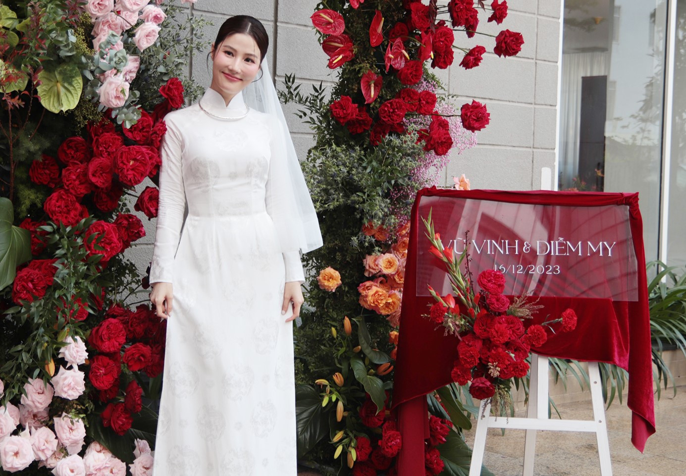 Diễm My 9X thướt tha trong mẫu áo dài trắng truyền thống. Diễm My 9X thướt tha trong mẫu áo dài trắng truyền thống.