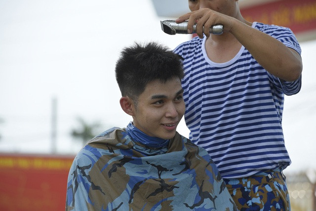 Jun Phạm phải cắt tóc trong ngày đầu nhập ngũ.