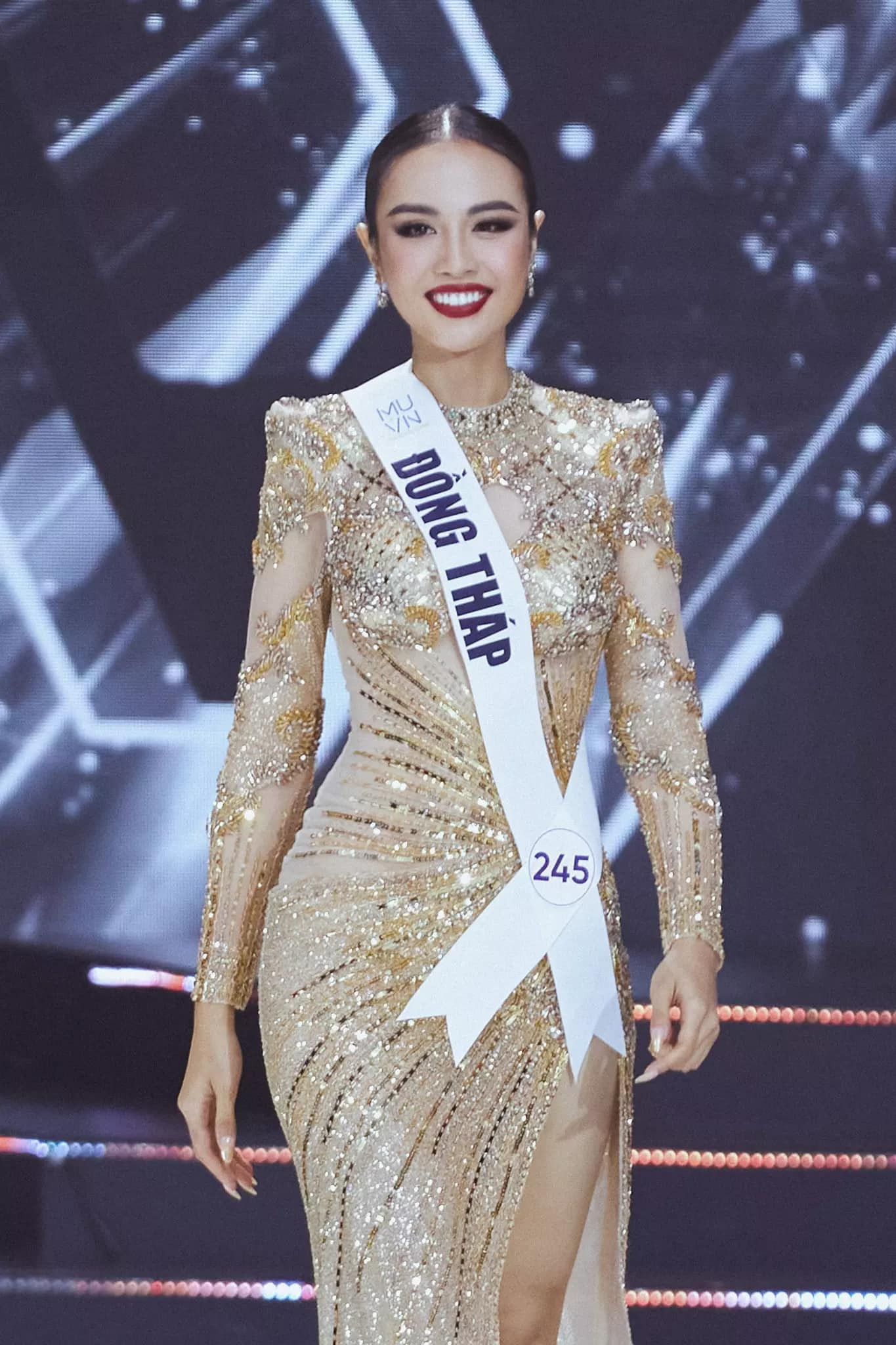 Vẻ đẹp mặn mà được Thủy Tiên - Á hậu 2 Hoa hậu Hoàn vũ Việt Nam 2022 tận dụng triệt để trong phần tóc búi cao.