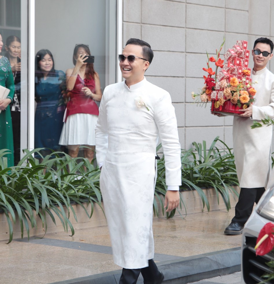 Doanh nhân Vinh Nguyễn xuất hiện rạng rỡ trong lễ ăn hỏi. Doanh nhân Vinh Nguyễn xuất hiện rạng rỡ trong lễ ăn hỏi.