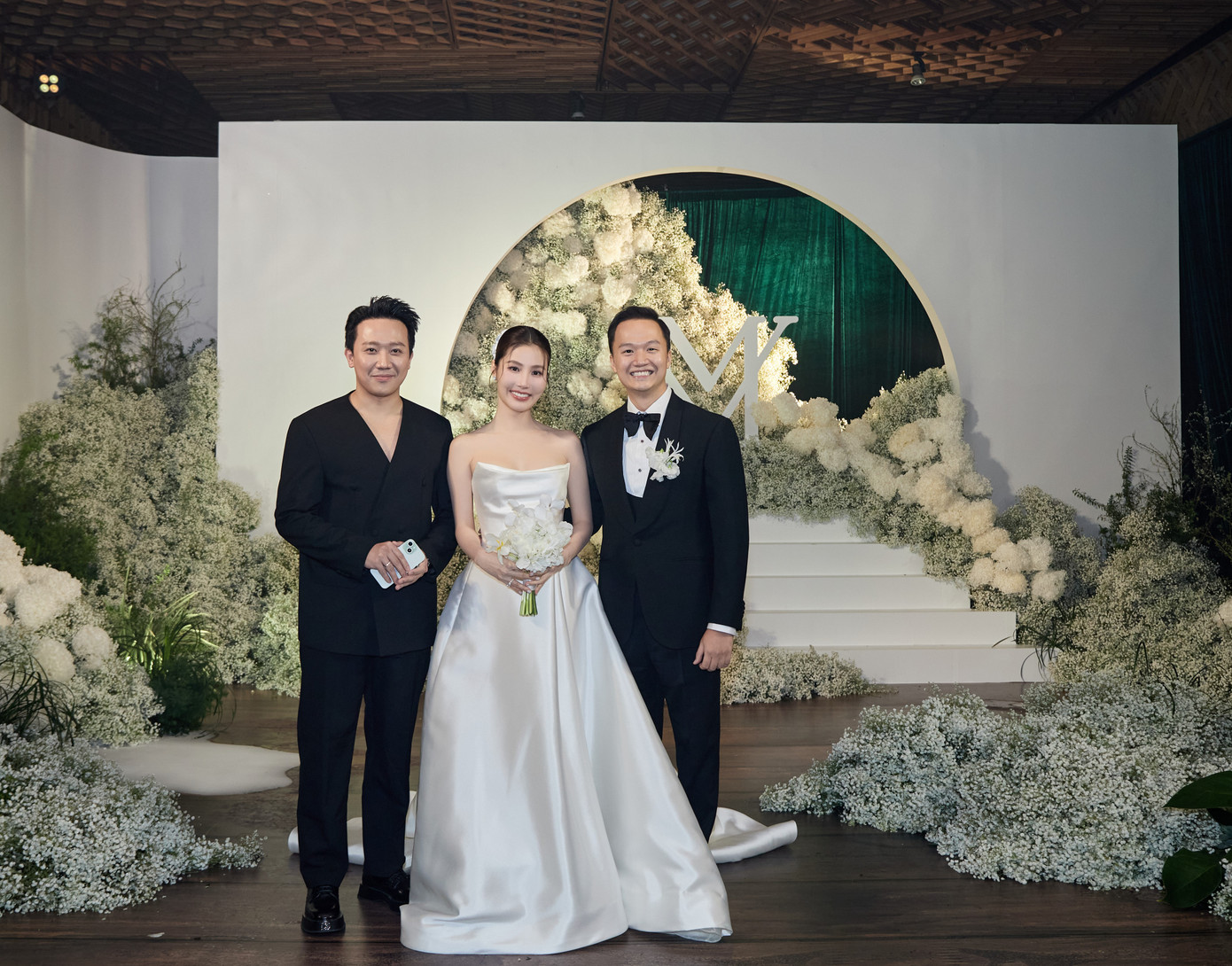 Trấn Thành có mặt từ sớm để chúc phúc đàn em.